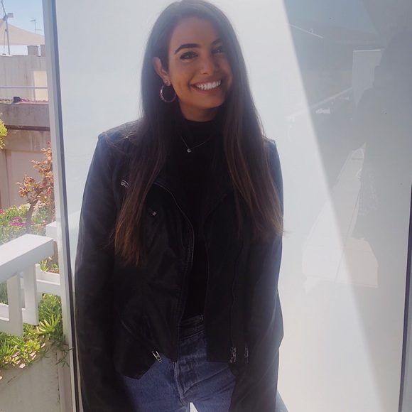 Meet your Posher! - Picture 2 of 5